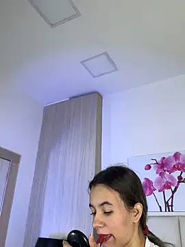 JuliaColemann online show from June 11, 2026, 12:03 pm