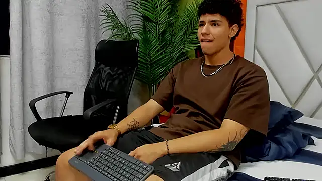Tobias Vega online show from April 27, 2026, 11:36 pm