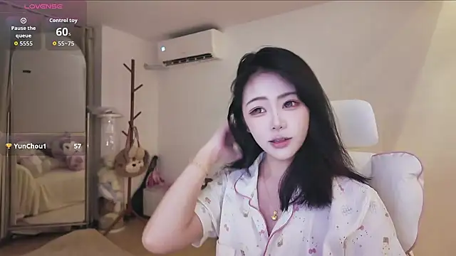 Snapshot of Jolie-22 chatting on May 29, 2026, 1:53 pm Jolie-22 online show from May 29, 2026, 1:53 pm