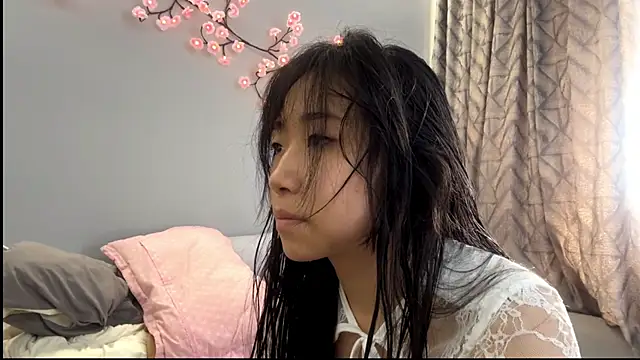 SweetMiaXO online show from April 24, 2026, 1:30 am