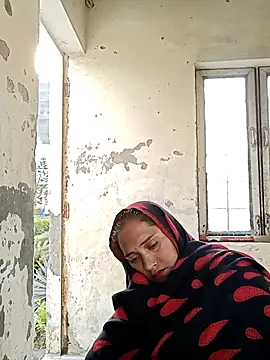 Cute-karisma1234 online show from March 16, 2026, 2:39 am