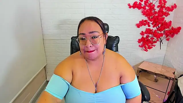 Snapshot of Shara_Oz chatting on May 27, 2026, 12:46 pm Shara Oz online show from May 27, 2026, 12:46 pm