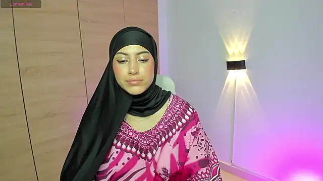 Snapshot of LAY_LA_ chatting on March 10, 2026, 8:58 pm LAY LA online show from March 10, 2026, 8:58 pm