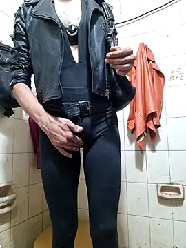 Snapshot of veronicatvcroosleather chatting on February 7, 2026, 10:35 pm veronicatvcroosleather online show from February 7, 2026, 10:35 pm