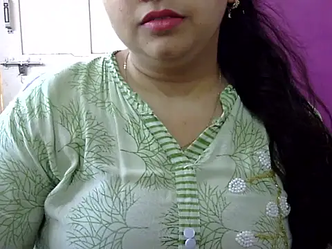 Cute Aliyaa online show from April 28, 2026, 9:36 am
