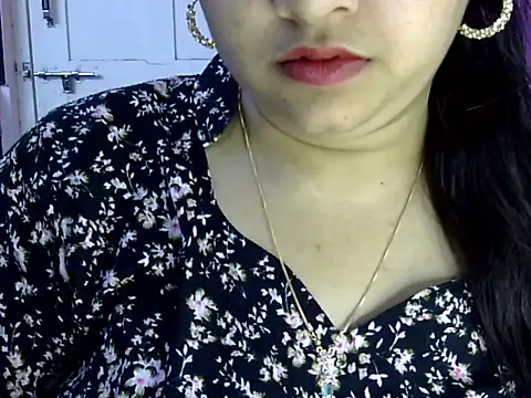 Cute Aliyaa online show from June 23, 2026, 1:20 pm