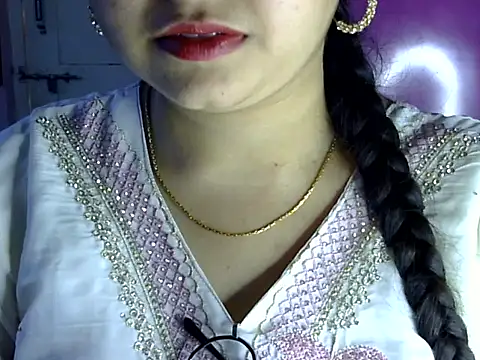 Cute Aliyaa online show from July 7, 2026, 1:04 pm