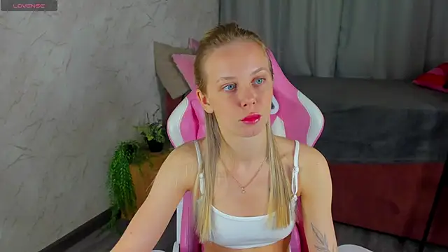 Snapshot of Tesssa_Young chatting on April 16, 2026, 12:44 am Tesssa Young online show from April 16, 2026, 12:44 am