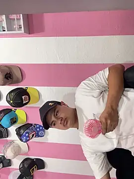 Snapshot of andresmahecha777 chatting on March 15, 2026, 10:27 pm andresmahecha777 online show from March 15, 2026, 10:27 pm