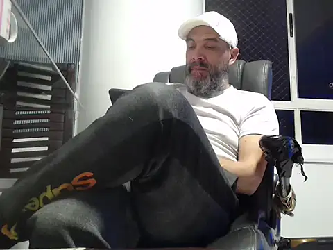 seriohetero19 online show from February 16, 2026, 11:34 pm