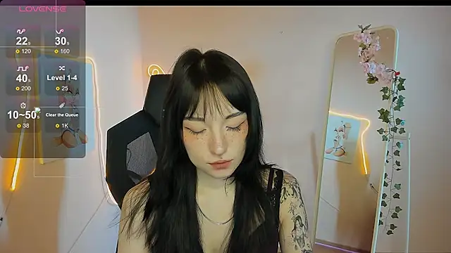 AliceeinWonderlanddd online show from May 3, 2026, 2:06 am