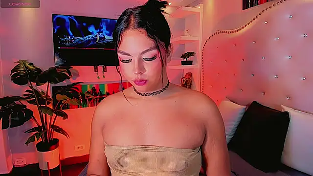 Snapshot of Maia_Hotts chatting on July 27, 2026, 8:05 pm Maia Hotts online show from July 27, 2026, 8:05 pm