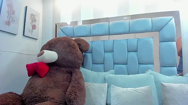 crystalstonee online show from February 14, 2026, 7:54 pm