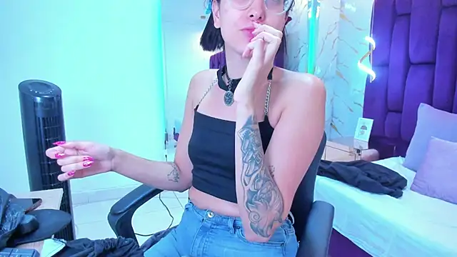 crystalstonee online show from February 17, 2026, 10:05 pm