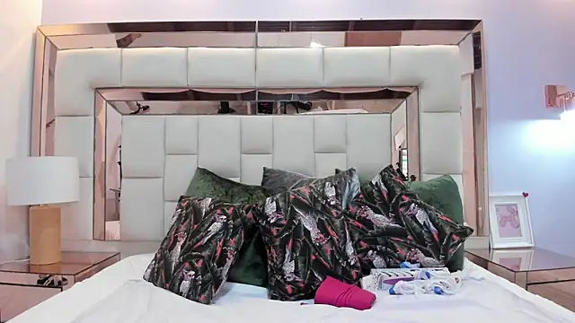 crystalstonee online show from March 15, 2026, 8:15 pm