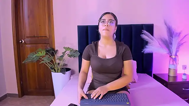 VaiaLowell online show from March 9, 2026, 6:12 pm