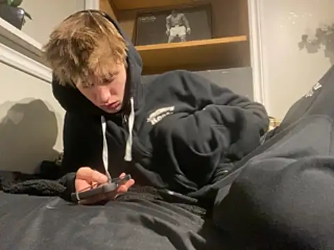 yourwhiteboy1 online show from March 7, 2026, 3:36 am