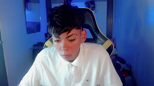 Snapshot of Liarr_ chatting on May 20, 2026, 3:24 am Liarr online show from May 20, 2026, 3:24 am
