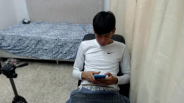 Snapshot of Liarr_ chatting on June 19, 2026, 8:45 pm Liarr online show from June 19, 2026, 8:45 pm