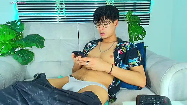 ThiiagoSaeenz online show from April 24, 2026, 3:42 am