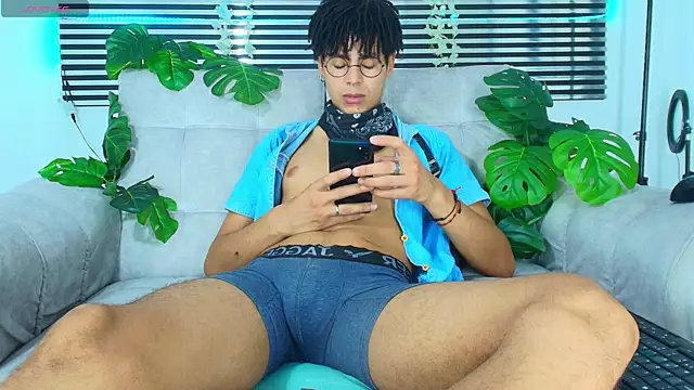 ThiiagoSaeenz online show from May 22, 2026, 4:56 pm