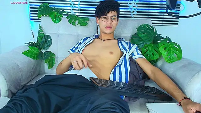 ThiiagoSaeenz online show from May 23, 2026, 5:28 pm