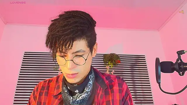 ThiiagoSaeenz online show from May 30, 2026, 4:48 pm