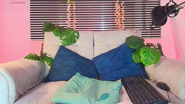 ThiiagoSaeenz online show from June 5, 2026, 3:40 pm