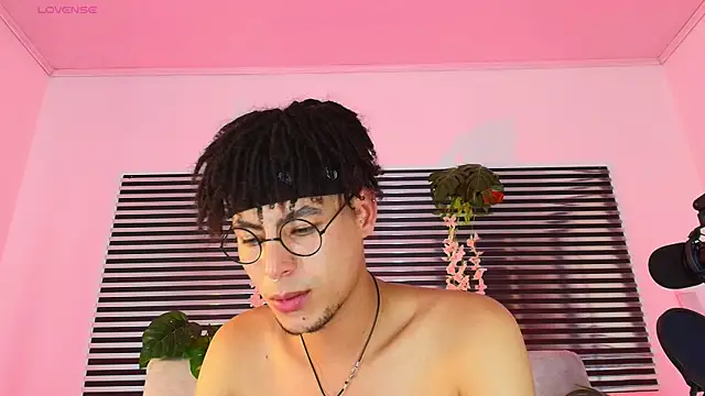 ThiiagoSaeenz online show from June 6, 2026, 3:44 am