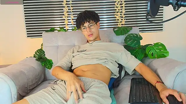 ThiiagoSaeenz online show from June 18, 2026, 8:13 pm
