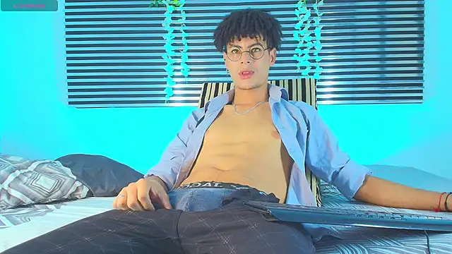 ThiiagoSaeenz online show from August 3, 2026, 7:28 pm