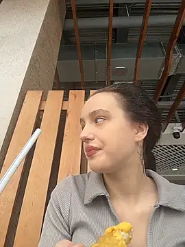 MiaTee online show from February 12, 2026, 4:18 am