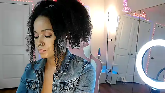 Snapshot of JazmineFoxx chatting on May 1, 2026, 7:18 pm JazmineFoxx online show from May 1, 2026, 7:18 pm
