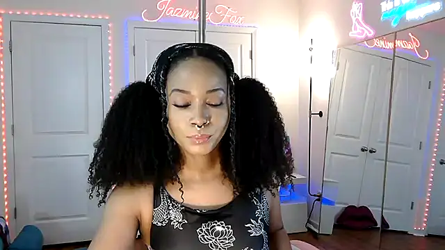 Snapshot of JazmineFoxx chatting on May 5, 2026, 4:15 pm JazmineFoxx online show from May 5, 2026, 4:15 pm