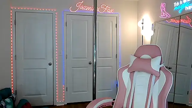 Snapshot of JazmineFoxx chatting on May 13, 2026, 3:53 pm JazmineFoxx online show from May 13, 2026, 3:53 pm