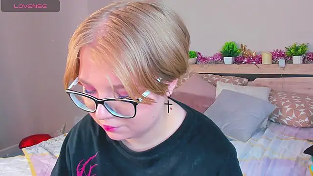 Lauraaa Smith online show from March 4, 2026, 7:36 am