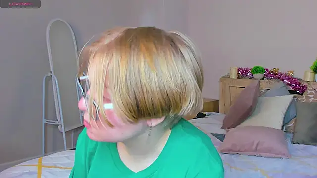 Lauraaa Smith online show from March 13, 2026, 7:48 am