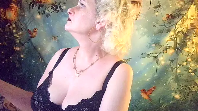 Snapshot of Blondie_the_librarian chatting on June 16, 2026, 12:35 am Blondie the librarian online show from June 16, 2026, 12:35 am