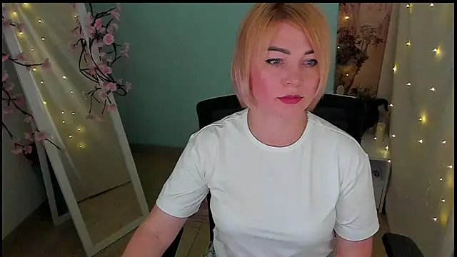 Snapshot of CuttieEmma chatting on June 19, 2026, 7:12 am CuttieEmma online show from June 19, 2026, 7:12 am