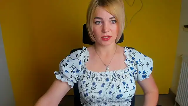 Snapshot of CuttieEmma chatting on July 23, 2026, 12:25 pm CuttieEmma online show from July 23, 2026, 12:25 pm