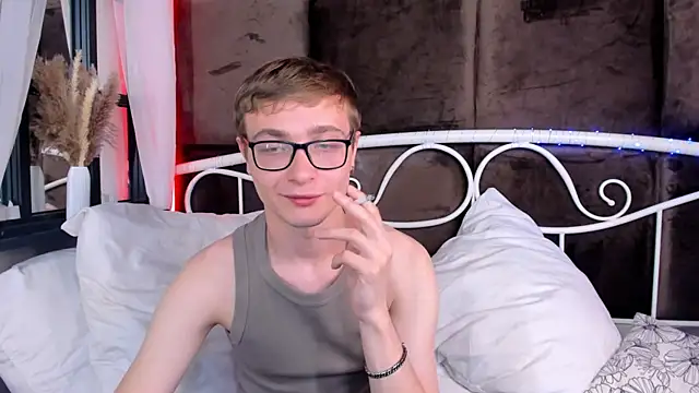 Snapshot of Emmit_Barker chatting on July 9, 2026, 10:58 pm Emmit Barker online show from July 9, 2026, 10:58 pm