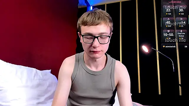 Snapshot of Emmit_Barker chatting on July 15, 2026, 11:32 pm Emmit Barker online show from July 15, 2026, 11:32 pm