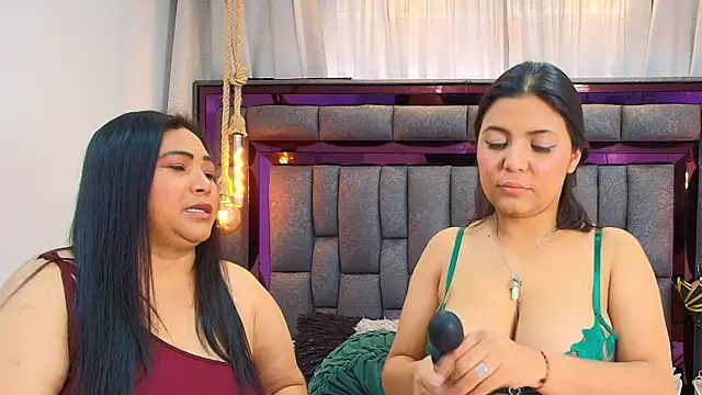 Snapshot of Karina_Mendoza chatting on August 2, 2026, 12:47 pm Karina Mendoza online show from August 2, 2026, 12:47 pm