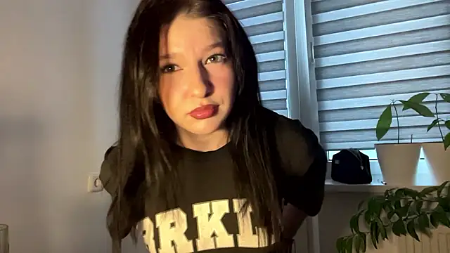 Sarahsolara online show from February 17, 2026, 2:02 pm