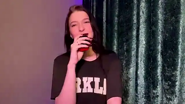 Sarahsolara online show from March 11, 2026, 5:19 pm