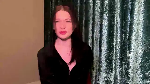 Sarahsolara online show from March 12, 2026, 4:02 pm