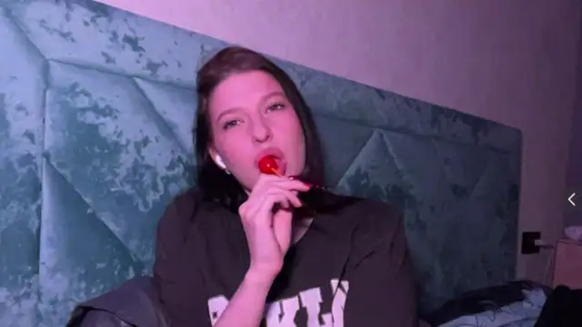 Sarahsolara online show from March 17, 2026, 3:26 pm