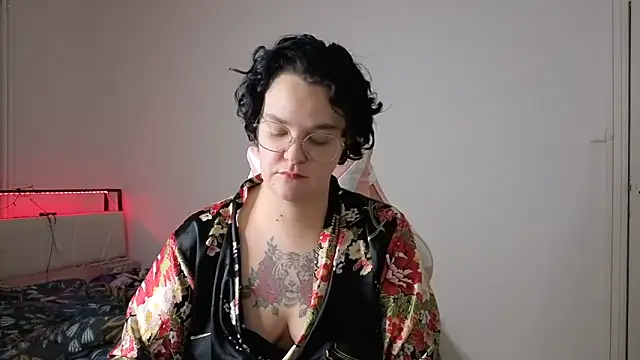 lunatigre4 online show from February 4, 2026, 7:09 pm