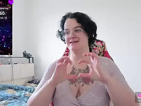 lunatigre4 online show from February 24, 2026, 3:10 pm