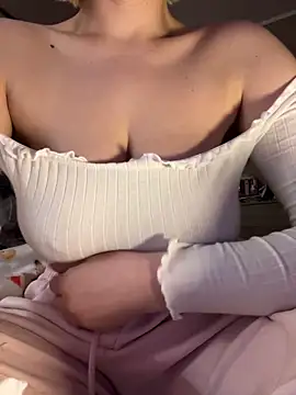 Snapshot of Best-B00bs chatting on March 8, 2025, 9:18 pm Best-B00bs online show from March 8, 2025, 9:18 pm